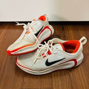 Kids size 4 NIKE Infinity flow sneakers